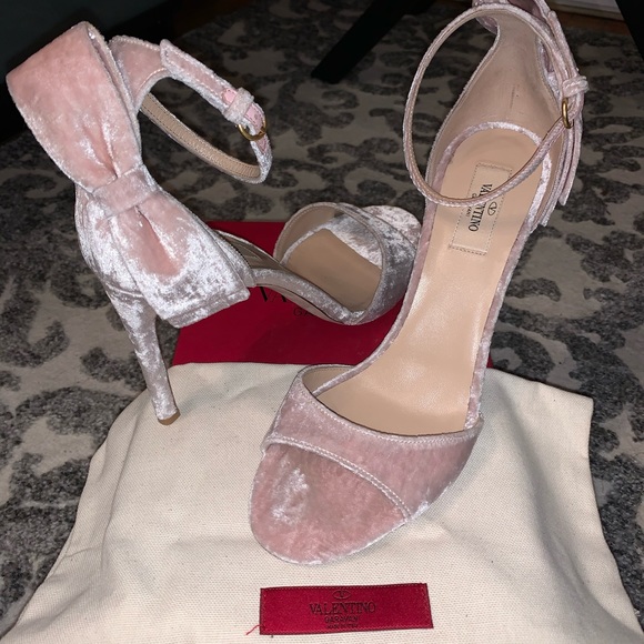 SOLD! Valentino Garavani Velvet Bow Sandals - Picture 2 of 8